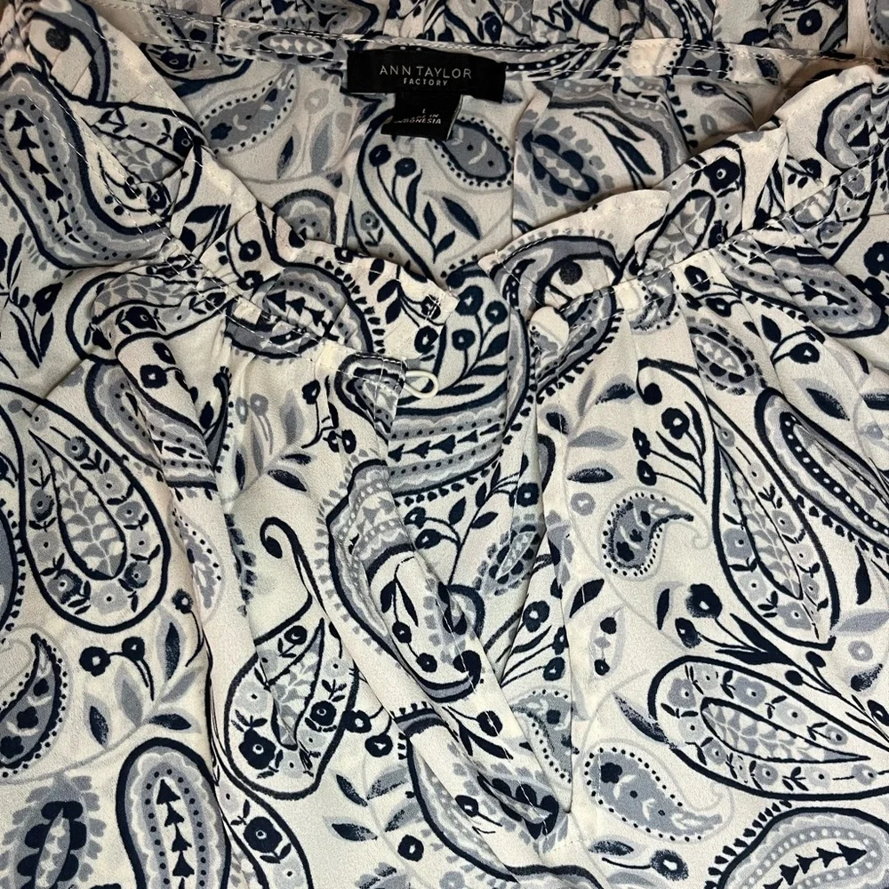 Ann Taylor Factory paisley blouse, Size L - Picture 5 of 7